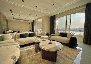 Luxury 3 Master Bedrooms Nile& Pyramids open View
