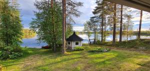 Villa Salme lemmikkiystävällinen mökki Taivalkoskella Jokijärven rannalla