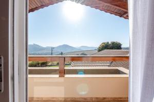 Refúgio com piscina, lareira e conforto, 1h de SP