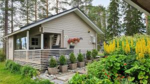Villa Salme lemmikkiystävällinen mökki Taivalkoskella Jokijärven rannalla