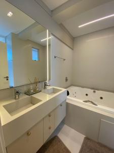 IPT001 - 03 suítes finamente mobiliado na Meia Praia