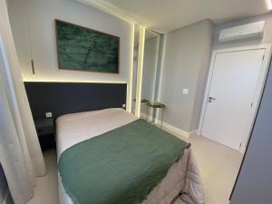 IPT001 - 03 suítes finamente mobiliado na Meia Praia