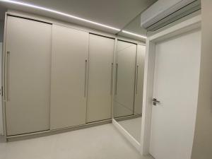 IPT001 - 03 suítes finamente mobiliado na Meia Praia