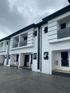 luxury 2BR Duplex near Airport with wifi and free parking