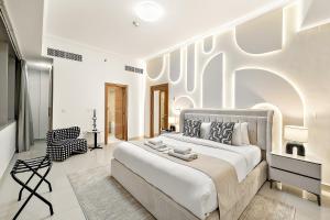 Elegant 2BR with Panoramic Marina View