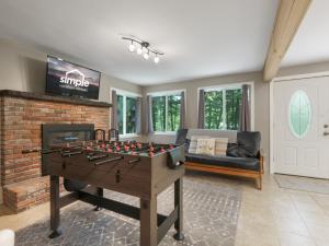 Cozy 2BR Mountain Retreat Near Killington Resort - Pet Friendly, Fireplace, Foosball