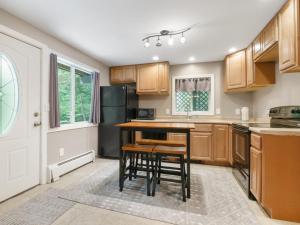 Cozy 2BR Mountain Retreat Near Killington Resort - Pet Friendly, Fireplace, Foosball