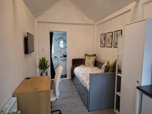 Private Fully Furnished Studio Flat!
