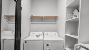 Charming & Spacious Hideaway by Downtown Bryan