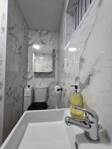 Cozy Birmingham city center home with free parking