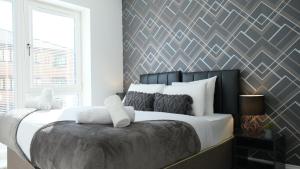 4 Bedroom 3 Bathroom House - Sleeps up to 8 - City Centre - Free Parking, Fast Wifi, Private Garden and Smart TV by Yoko Property