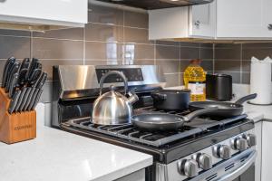 Main Floor Tremont Home with KING Bed, Mins From DT, Pet Friendly