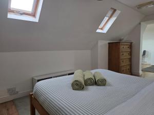 Self contained Flat & Large Ensuite Rooms RG2 Near Town Centre & Hospital
