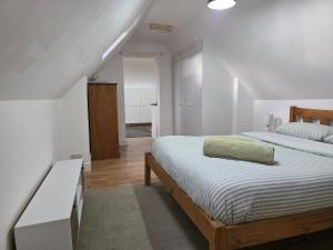 Self contained Flat & Large Ensuite Rooms RG2 Near Town Centre & Hospital