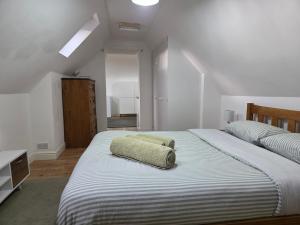 Self contained Flat & Large Ensuite Rooms RG2 Near Town Centre & Hospital