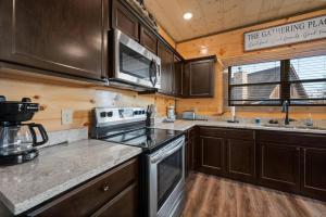 Moonwalking Bear- Perfect Fall Cabin Stay