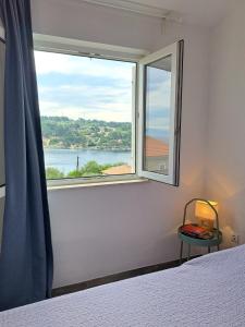 Apartments by the sea Rogac, Solta - 21346