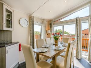 Rabbit Hole - Uk49618