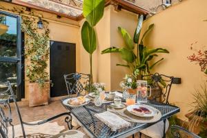 Colosseum 1 Min Design Apt with Private Courtyard