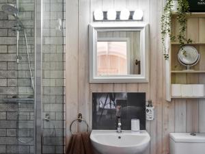 Barn Owl Hut - Uk49769