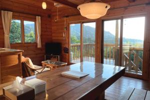 南房総の海と田園風景を眺める高台に佇む景色抜群のログハウス #一棟貸切 #グループや家族旅行におすすめ #BBQ可のお庭 #夕陽と海が綺麗に見えるテラス #星空が綺麗 #南房総 #osora