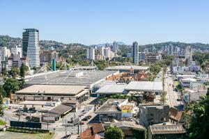 Village Lofts a 5 minutos da Vila Germânica com piscina aquecida no terraço