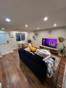 Beautiful Entire 2 Bedroom Suite