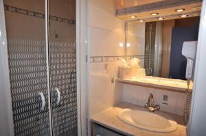 Hotels Hotel Gambetta : Chambre Double Standard - Hébergement Accessible Uniquement par des Escaliers