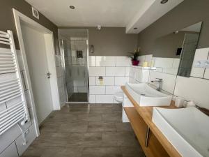 Ferienhaus Fux - Your Lake and Ski Hideaway at Tauplitz near Hallstatt