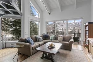 1688 - Five Bedroom with Hot Tub Pinnacle condo