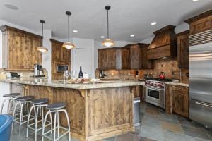 1688 - Five Bedroom with Hot Tub Pinnacle condo