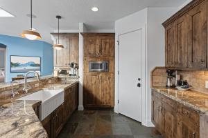 1688 - Five Bedroom with Hot Tub Pinnacle condo