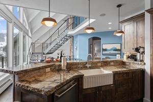 1688 - Five Bedroom with Hot Tub Pinnacle condo