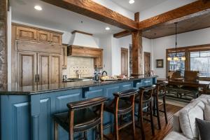 Grand Lodge - Three Bedroom #201 - Ski-in ski-out condo