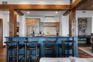 Grand Lodge - Three Bedroom #201 - Ski-in ski-out condo