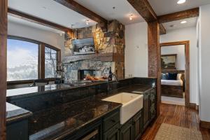 Grand Lodge - Three Bedroom #201 - Ski-in ski-out condo