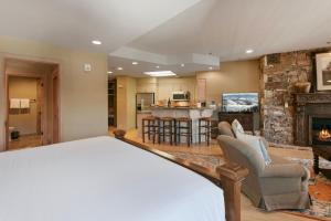 303 - Studio Royal Plaza condo