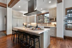 Grand Lodge - Four Bedroom #302 - Ski-in ski-out condo