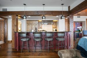 Grand Lodge - Three Bedroom #401 - Ski-in ski-out condo