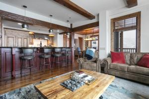 Grand Lodge - Three Bedroom #401 - Ski-in ski-out condo