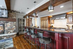 Grand Lodge - Three Bedroom #401 - Ski-in ski-out condo