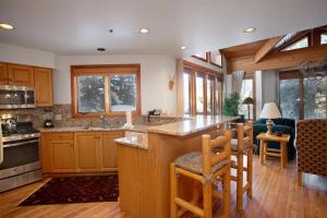 Ridge at Deer Valley Resort - Three Bedroom Condo with Hot Tub #16 condo