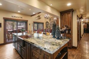 1617 - Six Bedroom plus Den Lakeside condo