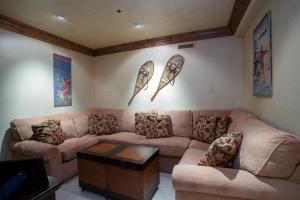 Grand Lodge - 3 Bedroom Deluxe #308 - Ski-in out condo