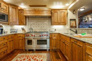 Grand Lodge - 3 Bedroom Deluxe #308 - Ski-in out condo