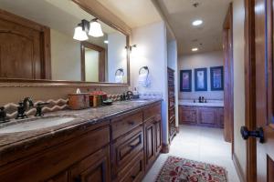 Grand Lodge - 3 Bedroom Deluxe #308 - Ski-in out condo