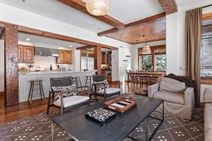 Grand Lodge - Four Bedroom #306 - Ski-in ski-out condo