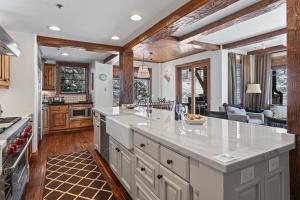 Grand Lodge - Four Bedroom #306 - Ski-in ski-out condo