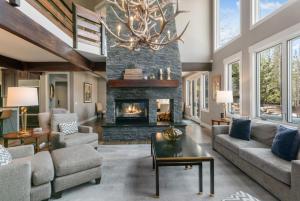 2540 Queen Esther Dr - 5 Bedroom Home with Spa