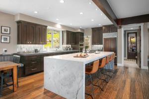 2540 Queen Esther Dr - 5 Bedroom Home with Spa